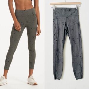 Vuori XS Stride midrise pocketed leggings in Oregano Splatter